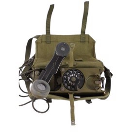 Felttelefon HMAK type FT-58/72 i taske, brugt set oppefra med telefonrør og drejeskive