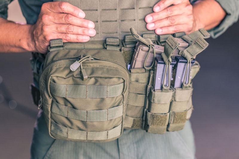 Tre pouches sat på en vest med Molle-system