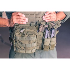 Tre pouches sat på en vest med Molle-system