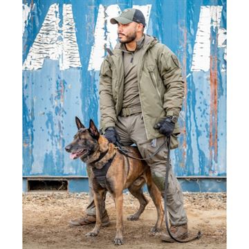 5.11 Tactical AROS K9 Hundesele set på hund med hundetræner
