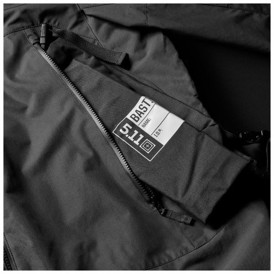 5.11 Tactical Bastion Jakke i farven Sort set med navneskilt