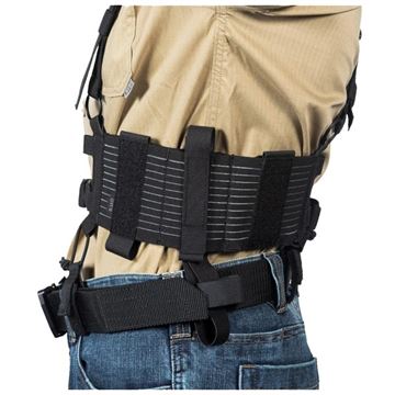 5.11 Tactical Covrt Chest Rig set på person i farven Sort tæt på