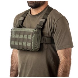 5.11 Tactical Skyweight Survival Chest Pack set i farven Sage Green på person forfra