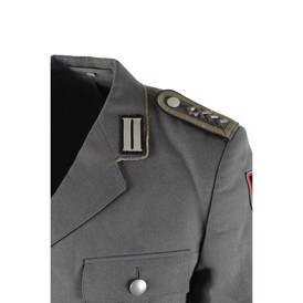 Tysk uniformsjakke med mærker og sølvknapper 