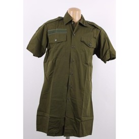 militærskjorte M/84 korte ærmer grøn polyester/bomuld brugt