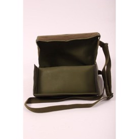 Grøn radiotaske i gummieret nylon