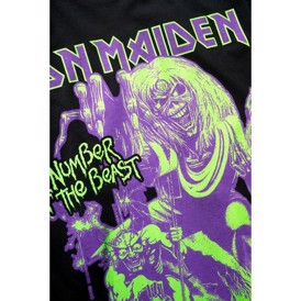 Brandit Iron Maiden T-shirt med "The number of the Beast I" print set tæt på