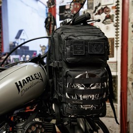 Motörhead US Cooper Rygsæk 40 liter på Harley Davidson motorcykel