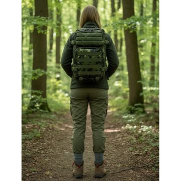 Bushcamp Assault Rygsæk 25 Liter, M84 Camouflage set på dame i skov