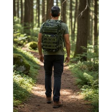 Bushcamp Assault Rygsæk 25 Liter, M84 Camouflage set på mand i skov