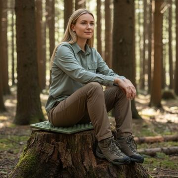 Bushcamp Foldbart Siddeunderlag i Skum set i miljø med Dame på træstub