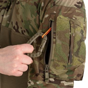 Clawgear Raider Combat Shirt MK V, set i farven MultiCam med karabin i lynlåslomme