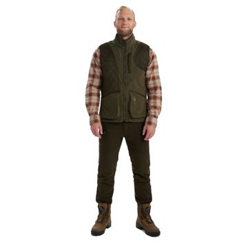 Deerhunter Gamekeeper Shooting Vest set på person forfra
