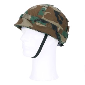 Legetøjs militærhjelm i plastik med hjelmovertræk i woodland camouflage