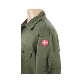 Militærskjorte dansk M84 - M96 med korte ærmer og flag, set i farven Grøn med flag på skulder, Brugt