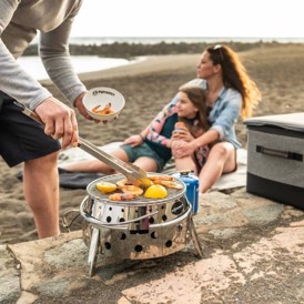 Petromax Atago Gasgrill set i miljø med mad og personer