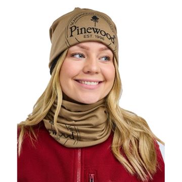 Pinewood 2-lags Neckgaiter Halsedisse set i farven Sandstone på person