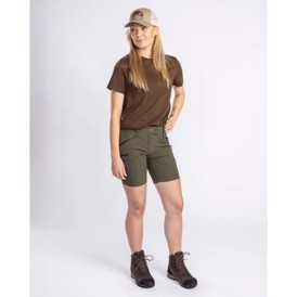 Pinewood Abisko Light Stretch Dame Shorts set i farven Moss Green på person forfra