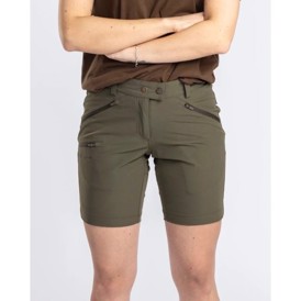 Pinewood Abisko Light Stretch Dame Shorts set i farven Moss Green på person