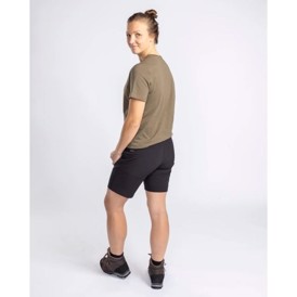 Pinewood Abisko Light Stretch Dame Shorts set i farven Sort på person bagfra