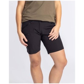 Pinewood Abisko Light Stretch Dame Shorts set i farven Sort på person