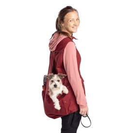 Pinewood Dog Sports Hundetræner vest til dame set i farven Dark Tomato / Dark Red på person med hund i lommen bagpå