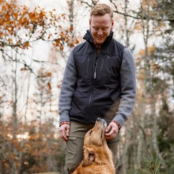 Pinewood Dog Sports Stretch Vest, Herre set i farven Sort på person med hund