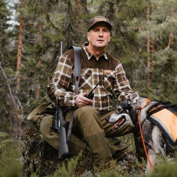 Pinewood Douglas Shirt set på jæger i skovmiljø