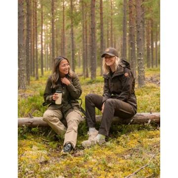 Pinewood Finnveden Hybrid Cap set i farven Dark Brown på personer i skov miljø