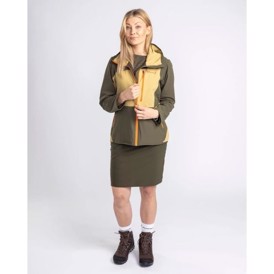 Pinewood Finnveden Hiking Skort, Dame, set i farven Moss Green på person forfra