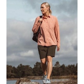 Pinewood Finnveden Hiking Skort, Dame, set i farven Moss Green på person i naturen