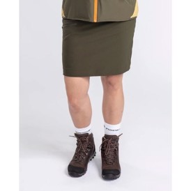 Pinewood Finnveden Hiking Skort, Dame, set i farven Moss Green på person tæt på
