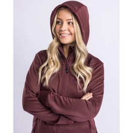 Pinewood Finnveden Hoodie, Dame, set i farven Earth Plum på person med hætten på hovedet