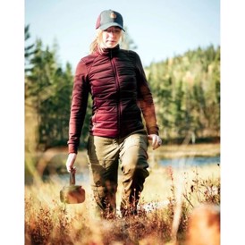 Pinewood Finnveden Hybrid Zip-Off Bukser, Dame, set i farven Oliven på person