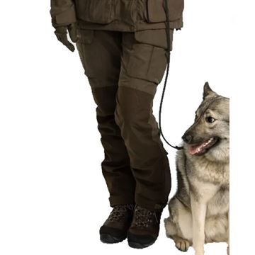 Pinewood Småland Hunter Jagtbukser til Dame set forfra på person med hund