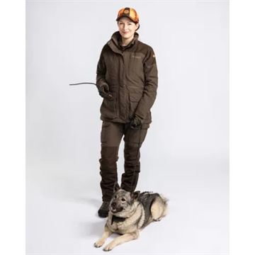 Pinewood Småland Hunter Jagtjakke til Dame set på person med hund forfra