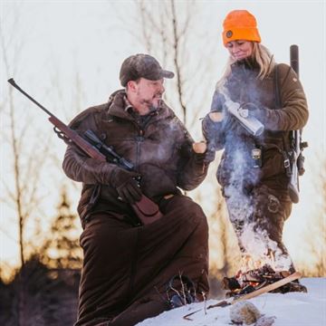 Pinewood Småland Hunters Foret Siddepose set i miljø
