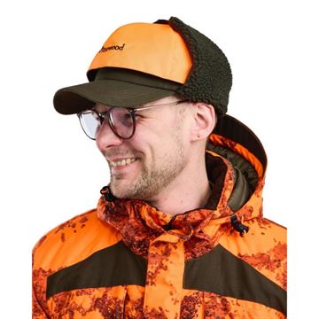 Pinewood Småland Teddy Winter Cap set på person med Orange side udad