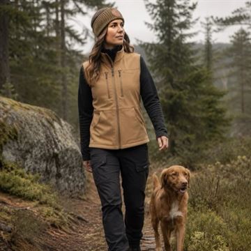 Pinewood Strikket Pandebånd med Fleecefoer, Sandstone set på person med hund