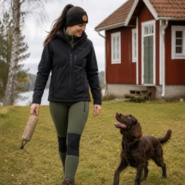 Pinewood Strikket Pandebånd med Fleecefoer, Sort set på person med hund