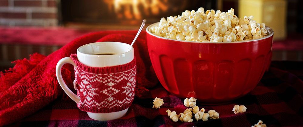 Popcorn og hygge i sofaen