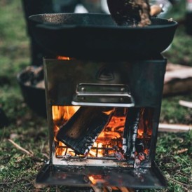 Robens Firewood Brænder Komfur set med stegepande over åben ild
