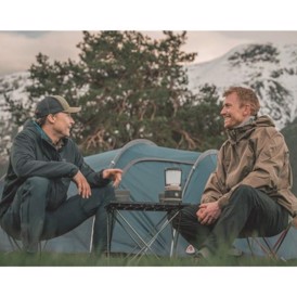 Foldbar alu stol fra Robens set i naturen med 2 venner på eventyr