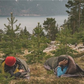 Bivy bag fra Robens i farven Dark Green set i naturen på outdoortur
