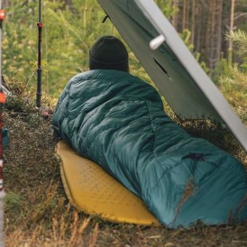 Robens Track Tarp set med liggende person bagfra