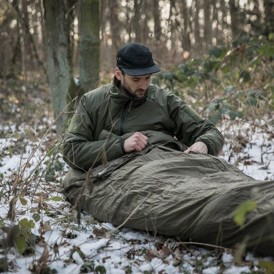 Snugpak Bivvi Bag i farven Oliven set i skov miljø