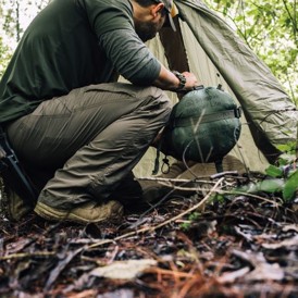 Snugpak Sleeper Lite Sovepose i farven Oliven set på telttur i skovmiljø