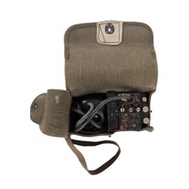 Telefon Signal Corps US Army med taske, brugt set oppefra