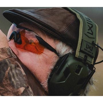 Wiley X Vapor Comm Shooting Range Kit med Briller og Høreværn set på person