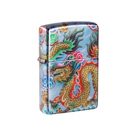 Zippo Lighter Dragon Design set fra vinkel med hængsel i venstre side